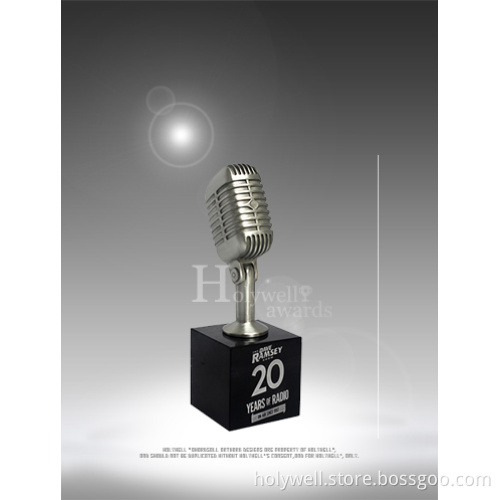 Singer Award with Eyecatching Look for Ceremony Use